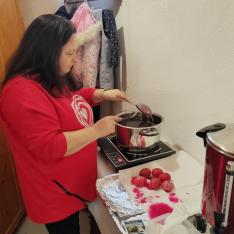 Pirosra festjük a megirt tojásokat