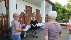 A gyöngyfűzők jelképes ajándékkal köszönték meg a foglalkozásokat és a foglalkozásokon elkészült ékszereiket