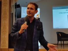 Dr. Újszászi Bogár László előad