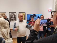 Fekete Károly tárlatvezetése