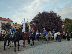 A Thoroczkay István és az aradi Huszáregylet lovasai, harmadik éve róják le tiszteletüket az aradi Vértanúk emléke előtt.