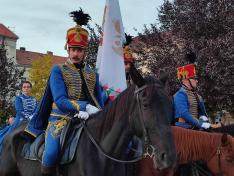 A Thoroczkay István és az aradi Huszáregylet lovasai, harmadik éve róják le tiszteletüket az aradi Vértanúk emléke előtt.