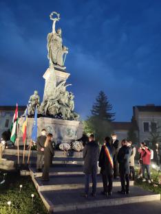 Megemlékezés, koszorúzás és fáklyás felvonulás az aradi Szabadság-szobornál