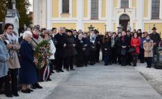 Résztvevők az agyagosszergényi temetőben koszorúzás előtt