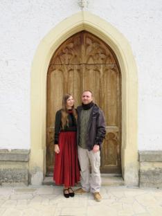 Párommal együtt a mérai református templom bejáratánál