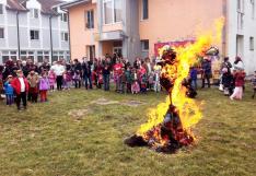 Nagy lángokkal égtek el a gondos munkával készült kiszebábuk. Ezzel véget is ért a télűzés.