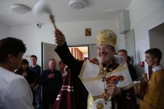 Milan püspök megszenteli az új épületet