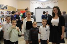A maradéki magyar tagozatos osztály diákjaival és Józsa Mónikával, tanítónőjükkel