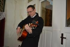 Ifjúsági istentisztelet Tiszteletes úr gitáron kísért minket