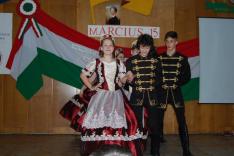 A Máramarosszigetről érkezett Sziget tánccsoport palotást táncol