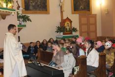 Márton napi szent mise a rahói római katolikus templomban - László atya Szent Mártonról mesél a gyerekeknek