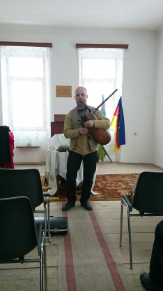 Kurdi Gábor a kóbori magyar közösségnek zenél