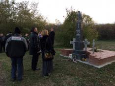 Emlékezők az ismeretlen magyar honvédek sírjánál