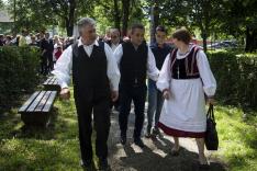 Potápi Árpád János nemzetpolitikáért felelős államtitkár Lőcsei Vilmossal és Lőcsei Ilonával, a Tamási Áron Székely-Magyar Művelődési Egyesület vezetőivel