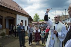 Ft. Pastyik Róbert pancsovai plébános megáldja a tájházat