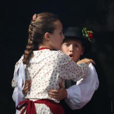 Mezőföldi táncok a Kincső táncegyüttes előadásában (Kisgejőc)