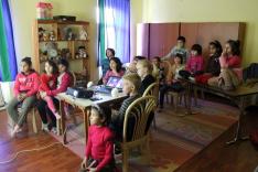 Magyar népmesét néznek a petrozsényi gyermekotthon lakói