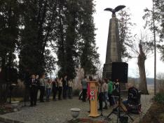 A cserkészek ünnepi sorfalat állnak Fehéregyházán