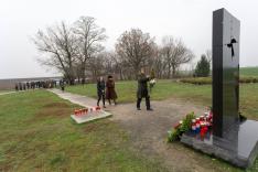 Zágrábi nagykövetség és eszéki konzulátus koszorúz az ovcarai kivégzések helyszínén