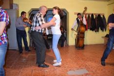 Faragó Gyula bácsi táncol és Ötvös János háromhúros bőgőn játszik