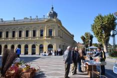 A régi hotel előtt van a magyar stand