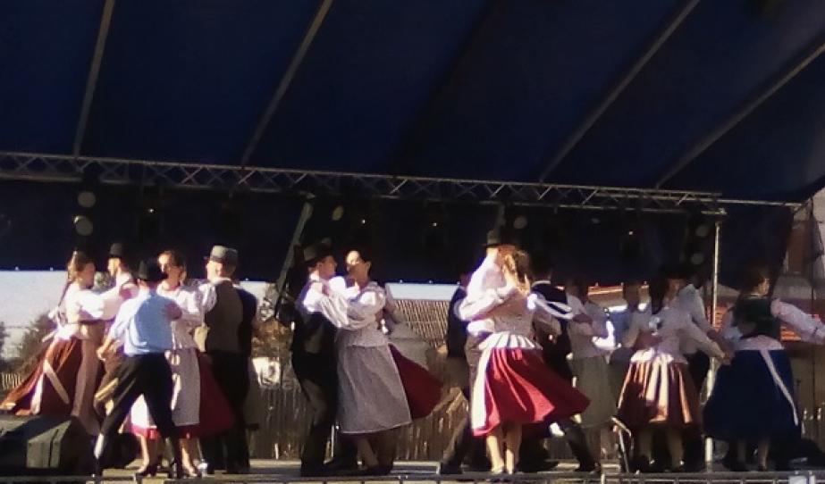 A temesvári Eszterlánc Néptánccsoporttal az Erdélyi Táncháztalálkozón A temesvári Eszterlánc Néptánccsoporttal az Erdélyi Táncháztalálkozón