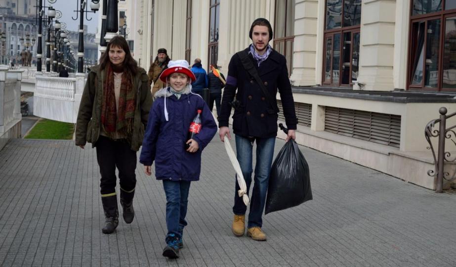 Az íjászat felszereléseivel haladunk a helyszín felé