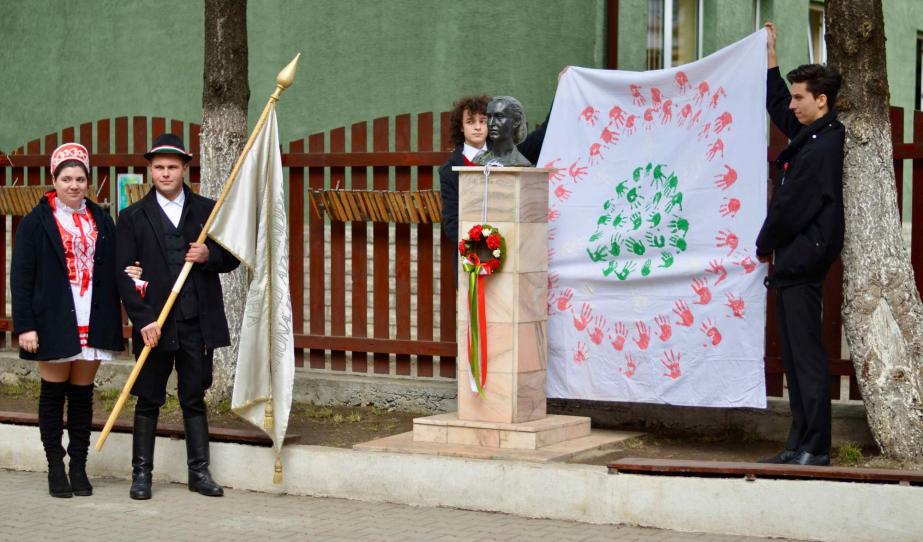 A Leőwey Klára Elméleti Líceum kokárdája