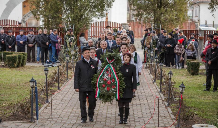 Koszorúzók sora a fehéregyházi Petőfi Múzeum kertjében 