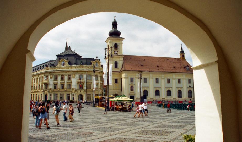 Nagyszeben történelmi főtere a Városházával és a Szentháromság-plébániatemplommal 