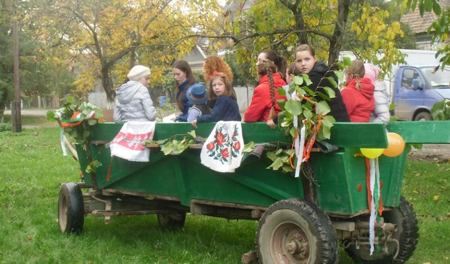 Lassan elindulnak a feldíszített kocsik