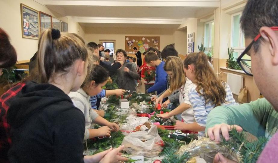 Adventi koszorúkötés az iskolában