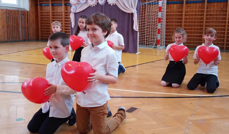 Anyák napja Pozsonypüspökin a magyar tanítási nyelvű alapiskolában