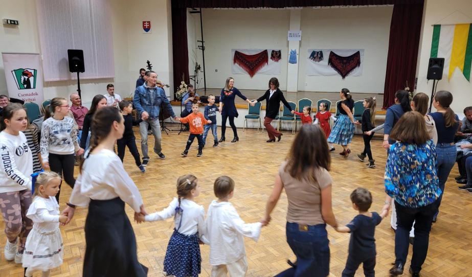 children, circle dance, Alsóbodok, Gyermeklánc-fesztivál