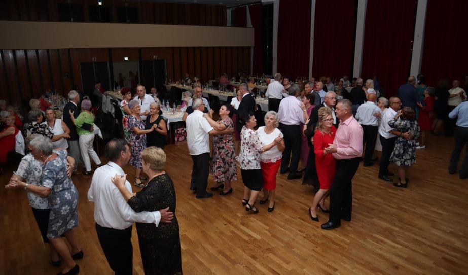 IV. Szépkorúak Bálja