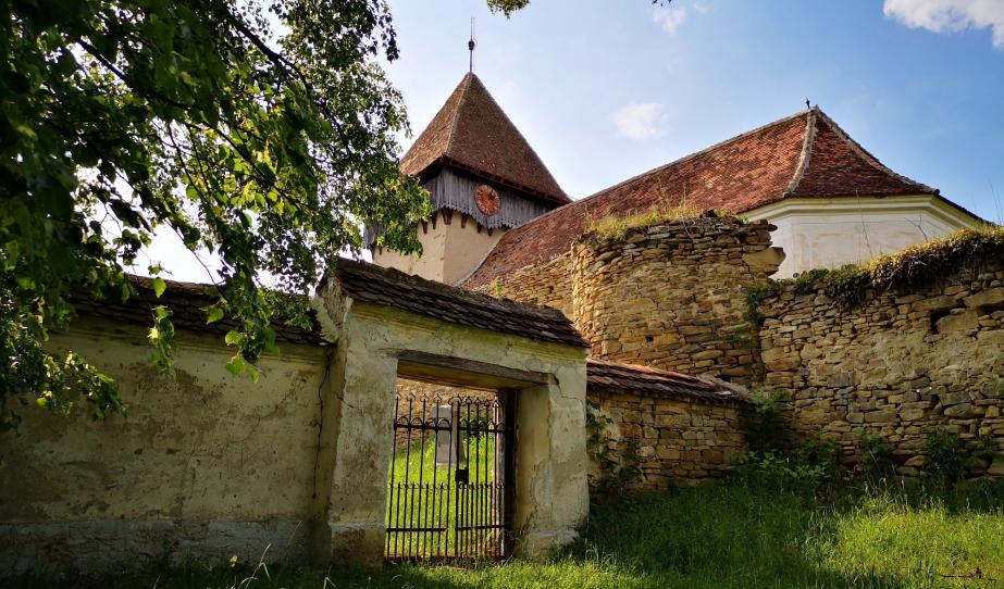 A temetőkert kapuja, háttérben az erődtemplom 