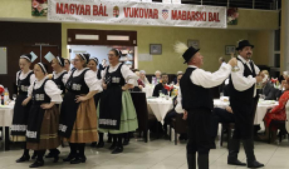 A kopácsi Tavirózsa Néptánccsoport rábaközi táncot mutat be 