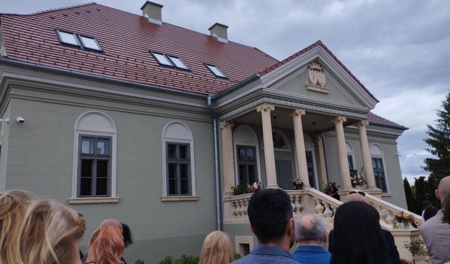 Közönség egy kúria előterében