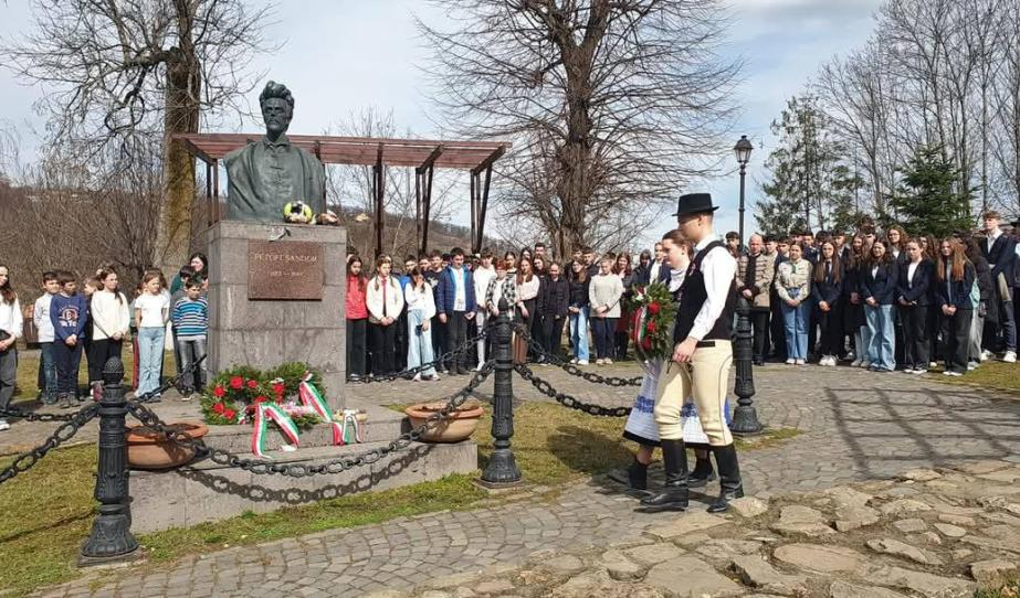 Koszorúzás- Kikerics Néptáncegyüttes