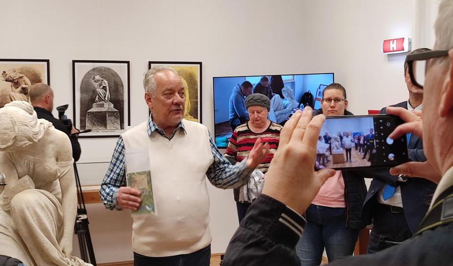 Fekete Károly tárlatvezetése