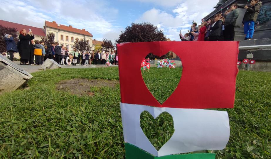Az aradi Csiky Gergely Főgimnázium alsós évfolyamai saját készítésű, nemzeti jellegű jelképekkel díszítették a szobor környékét.
