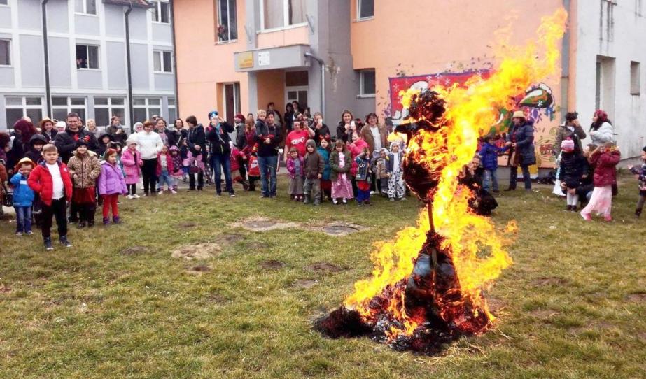 Nagy lángokkal égtek el a gondos munkával készült kiszebábuk. Ezzel véget is ért a télűzés.