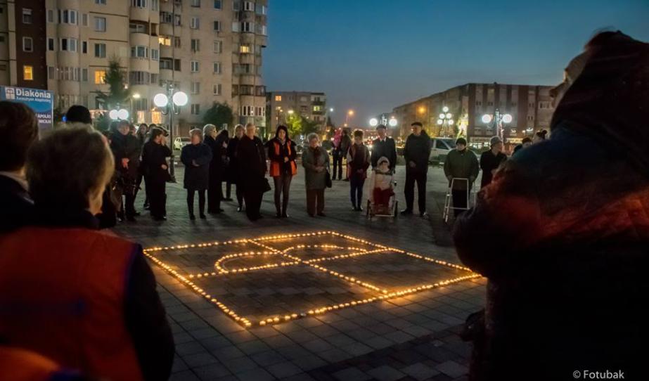 A Diakónia logója gyertyákból kirakva