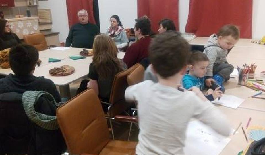 A gyerekek játszanak míg szüleik beszélgetnek