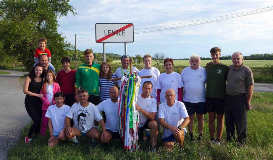 Léva határában a futók és pár lelkes diák és tanár