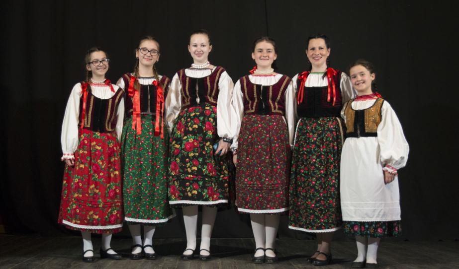 A Pántlika énekcsoport és vezetőjük Kemény Mária