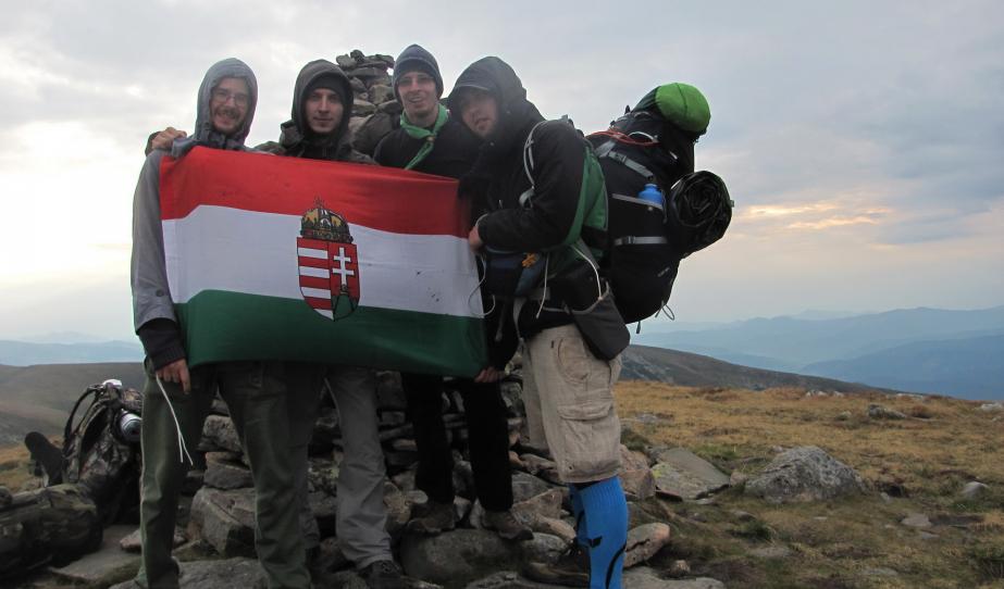 A csapat magyar zászlóval (Kökörnyines/Brebeneszkul, 2035m)