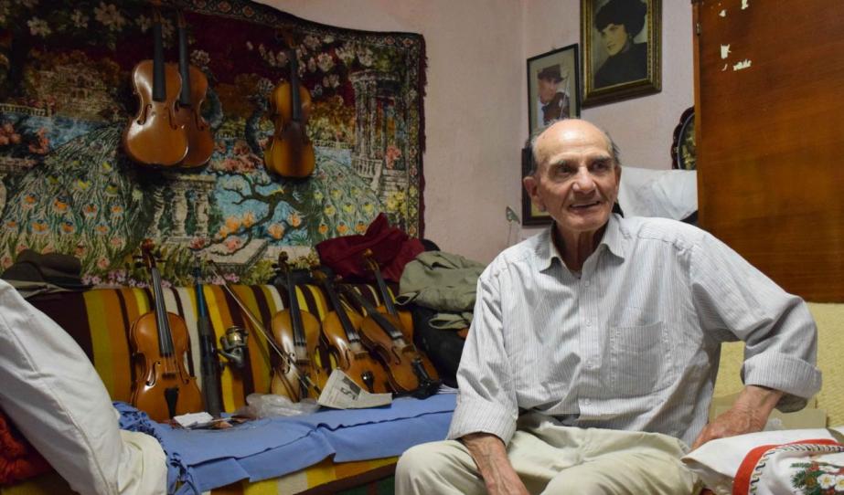 A 81 éves Horváth Elek bácsi prímás otthonában