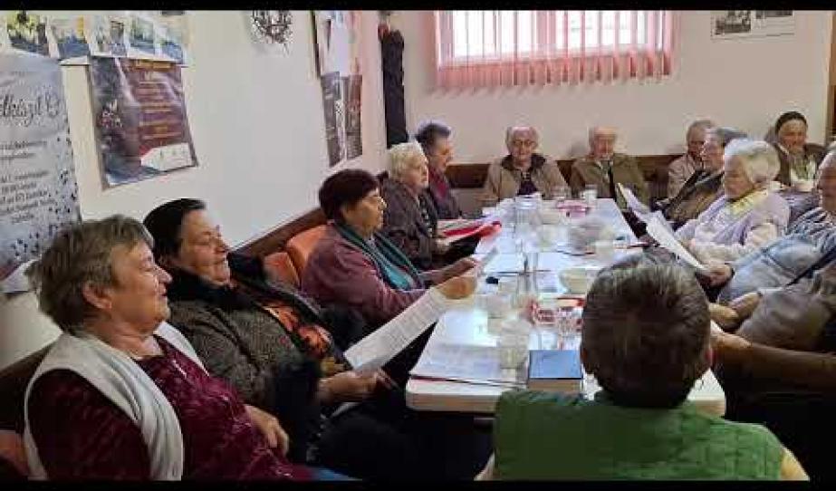 Énekoktatás a segesvári református egyházközség nyugdíjas csoportjában