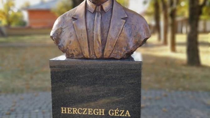 Herczegh Károly mellszobra